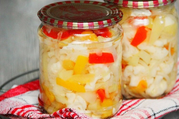 Ensalada de coliflor con pimiento picante para el invierno