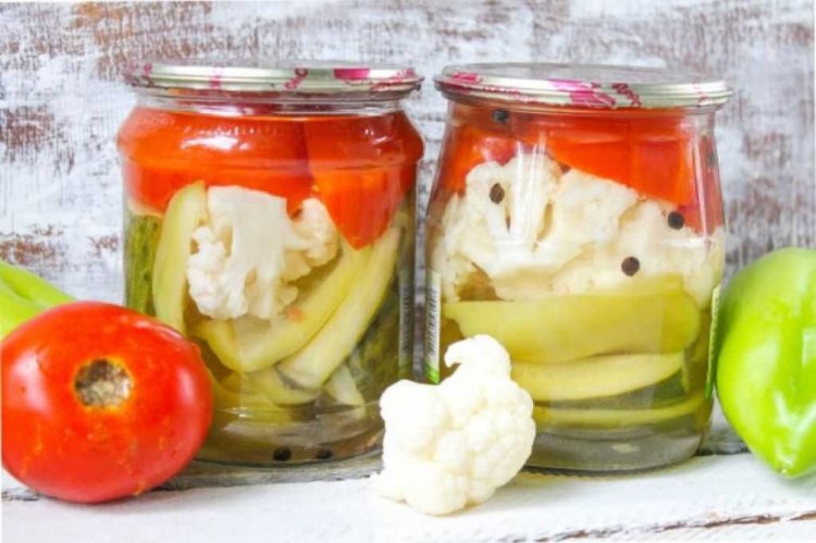 Ensalada de coliflor con verduras para el invierno