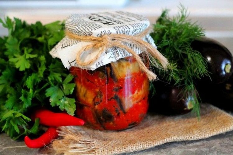 «Lengua de Suegra» con berenjenas fritas y cebolla para el invierno