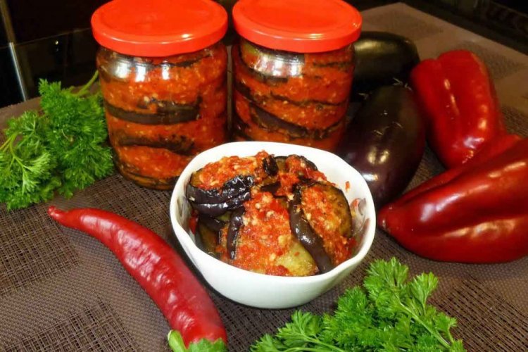 Ensalada «Lengua de Suegra» en salsa de tomate