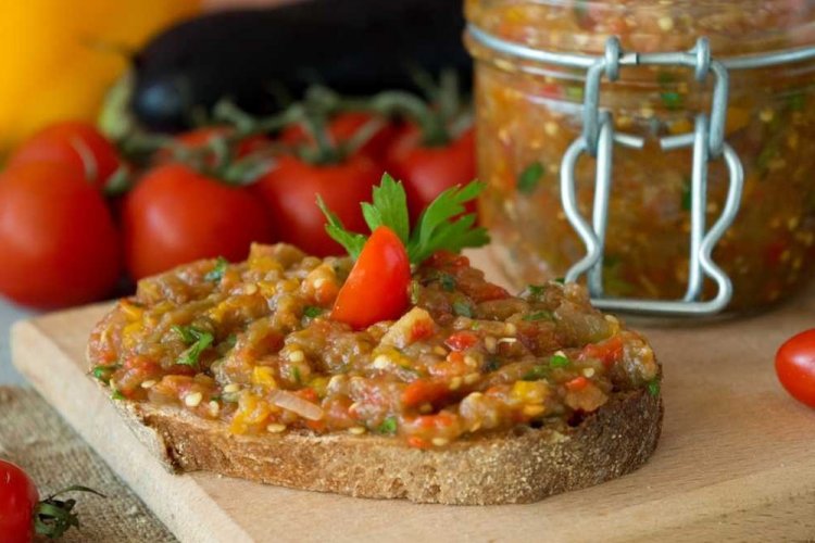 Caviar picante de berenjena para el invierno