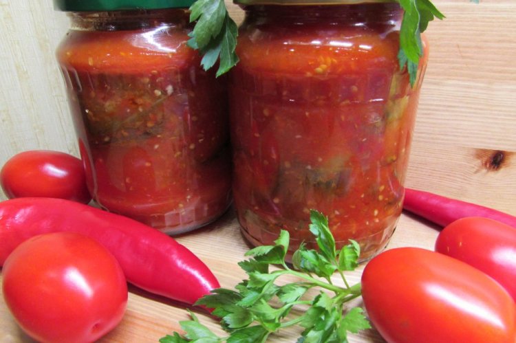 Berenjenas picantes en tomate para el invierno
