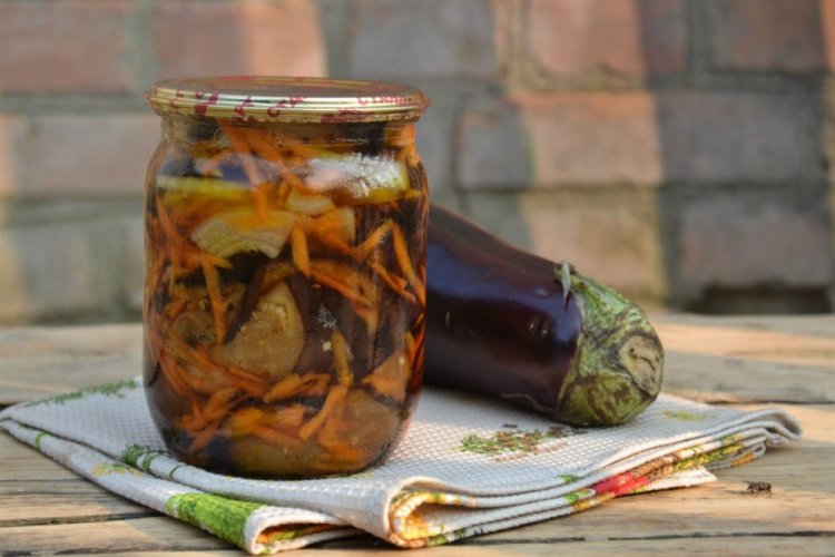 Berenjenas picantes con cebolla y zanahoria para el invierno