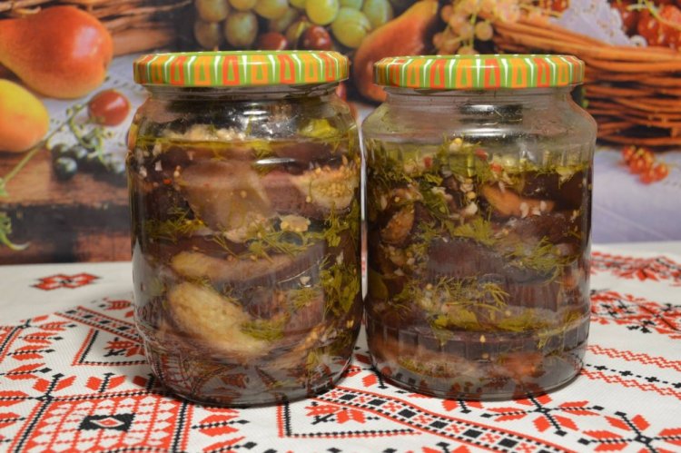 Berenjenas picantes con hierbas para el invierno