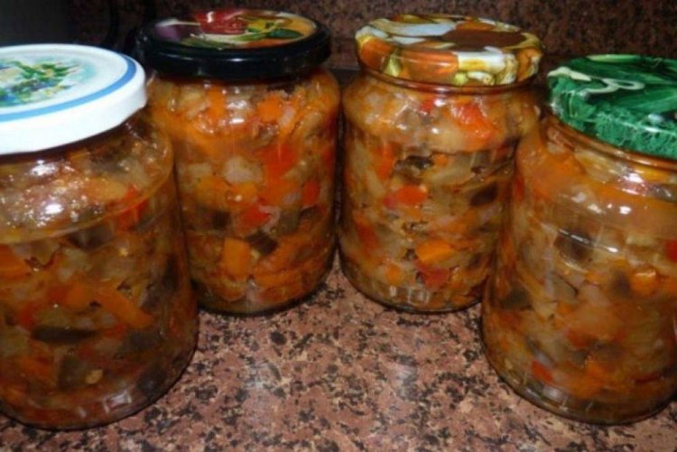 Berenjenas picantes con calabacín para el invierno
