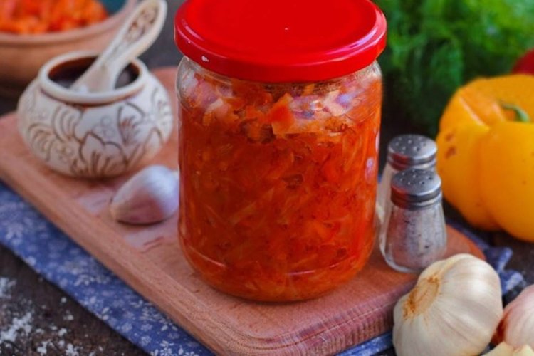 Schtschi mit Tomatenmark für den Winter