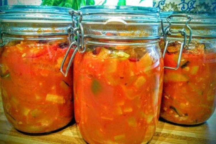 Ensalada de calabacín en salsa de tomate