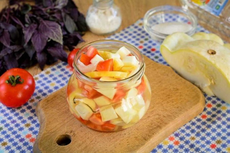 Ensalada de calabacín con tomates para el invierno