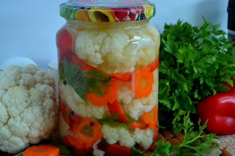 Ensalada de calabacín, pepinos y coliflor para el invierno