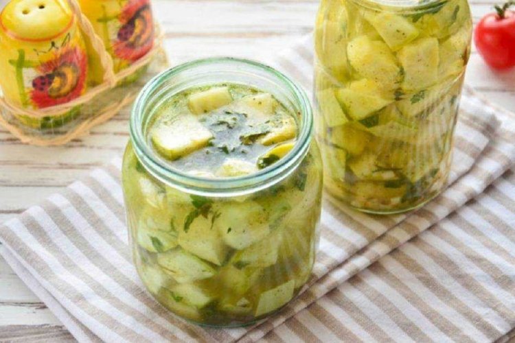 Ensalada de calabacín con cebolla y hierbas para el invierno