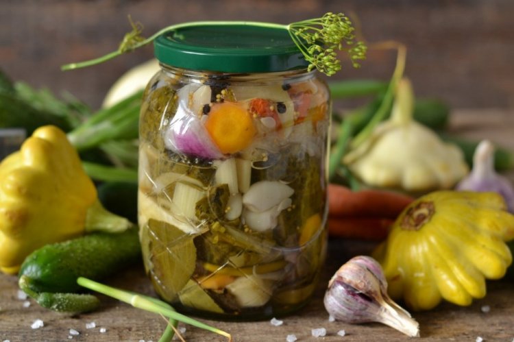 Ensalada de calabacín y pepinos para el invierno