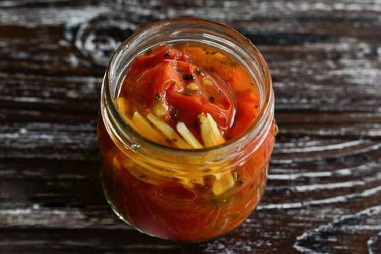 Gebratene Tomaten mit Knoblauch für den Winter