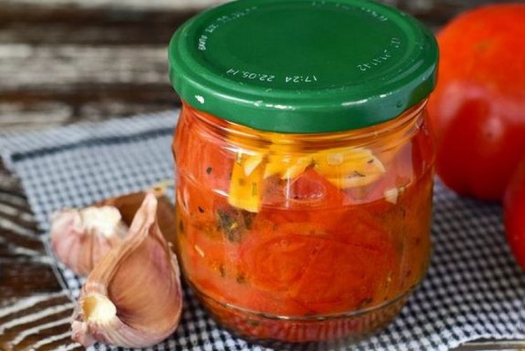Gebratene Tomaten mit Olivenöl für den Winter