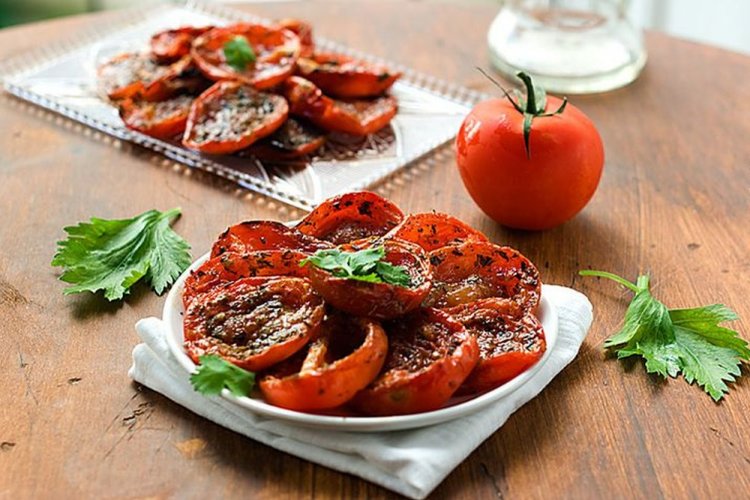Gebratene Tomaten mit aromatischen Kräutern für den Winter