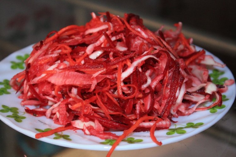 Rote-Bete- und Kohl-Salat nach koreanischer Art für den Winter