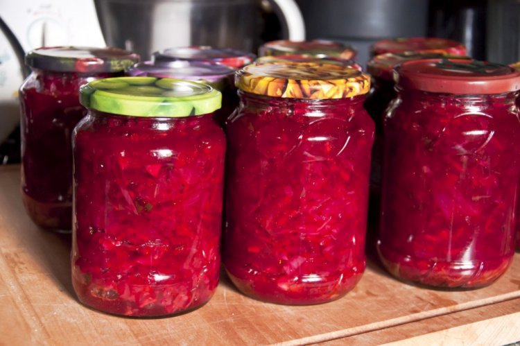 Rote-Bete-Salat mit Tomaten und Paprika für den Winter