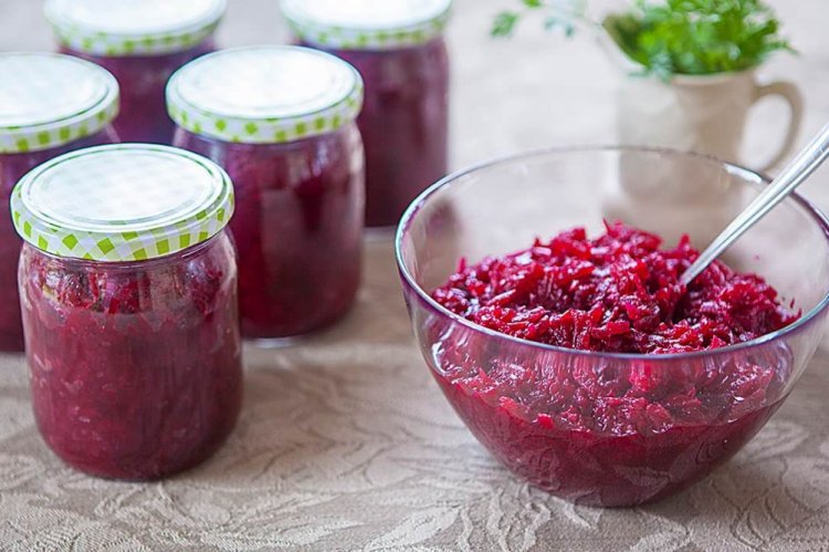 Rote-Bete-Salat mit Tomatenmark für den Winter