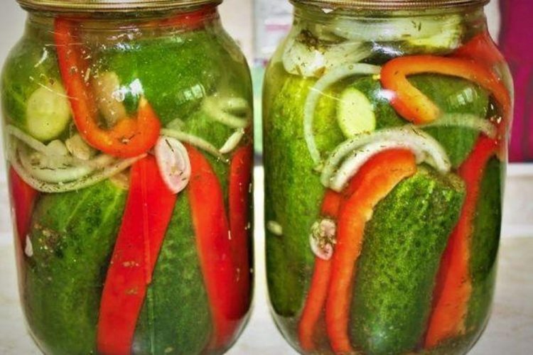 Pepinos con pimiento morrón al estilo húngaro