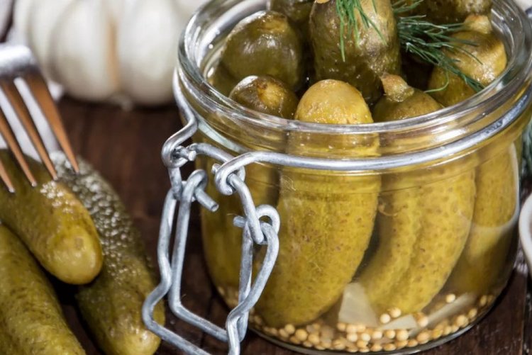 Pepinos al estilo húngaro con semillas de mostaza