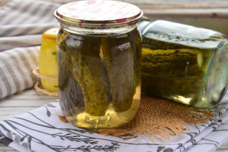 Pepinos al estilo húngaro con esterilización sin vinagre