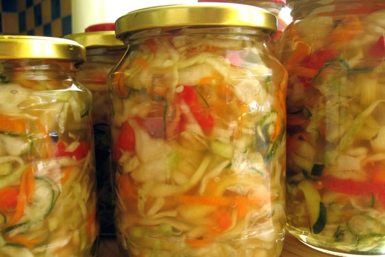 Ensalada de pepinos con verduras al estilo húngaro