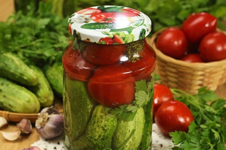 Pepinos con tomates al estilo húngaro