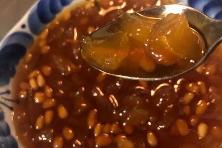 Melonenmarmelade mit Kaffee und Walnüssen
