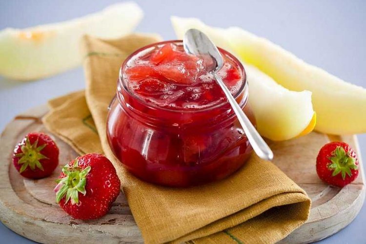 Melonenmarmelade mit Erdbeeren und Honig