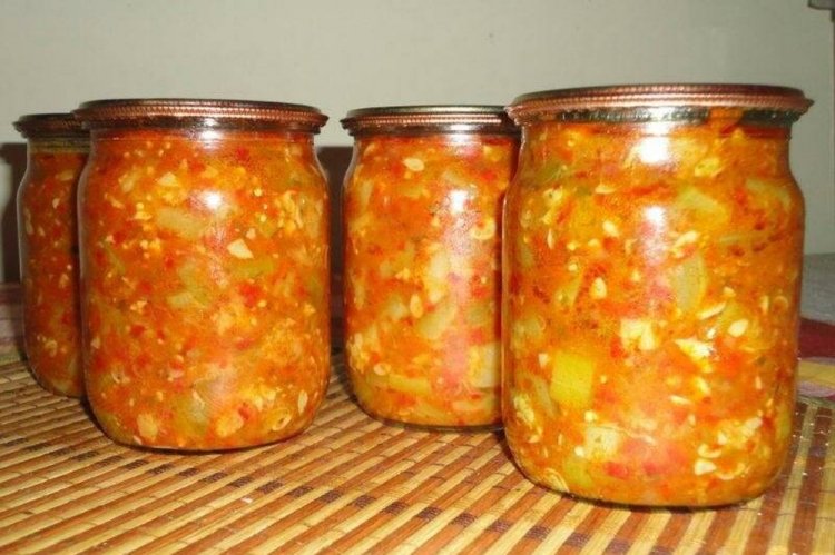 Calabacines picantes con arroz para el invierno
