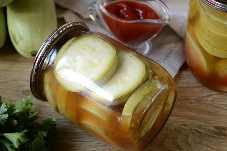 Calabacines picantes con kétchup de chile para el invierno