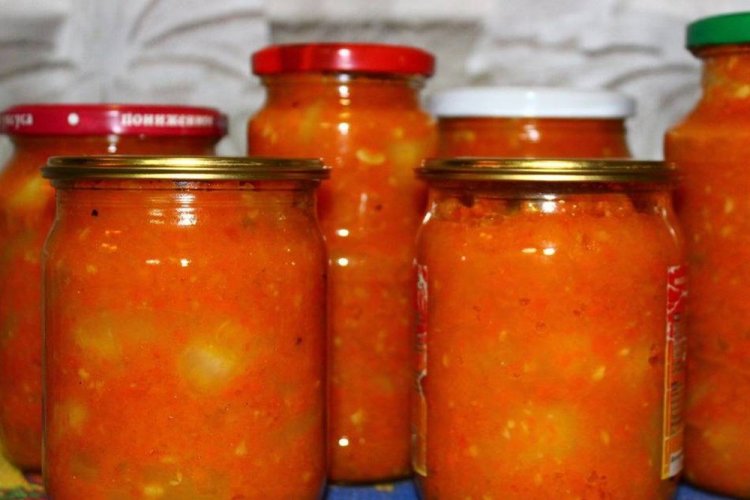 Calabacines picantes con verduras para el invierno