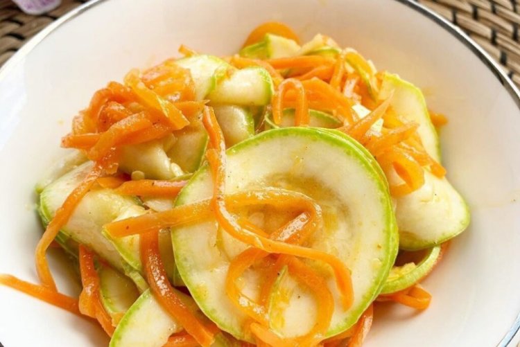 Calabacines picantes con zanahorias para el invierno