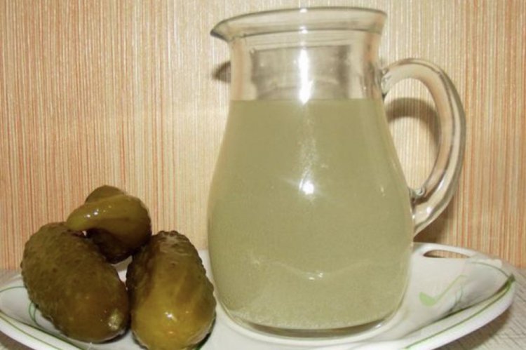 Gurkenlake mit Salz und Zucker