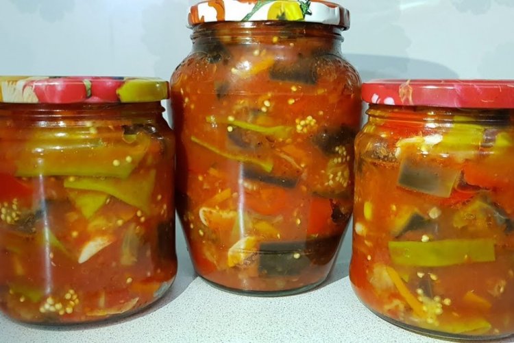 Salat aus grünen Bohnen mit Auberginen für den Winter