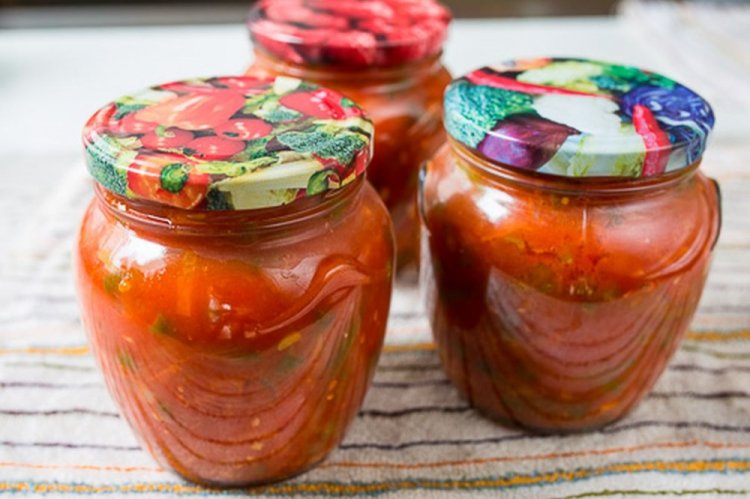 Salat aus grünen Bohnen in Tomatensaft für den Winter