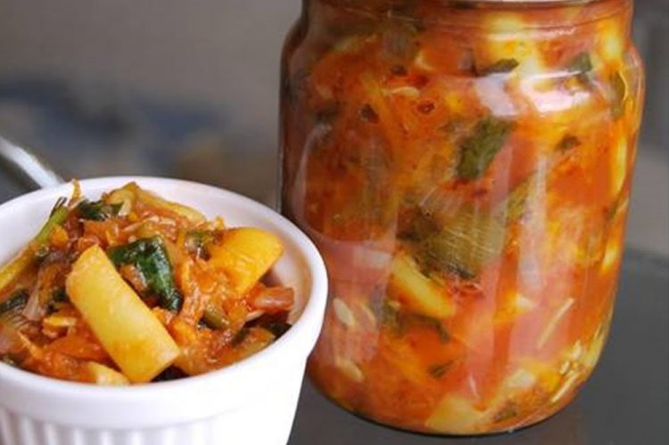 Salat aus grünen Bohnen mit Gurken für den Winter
