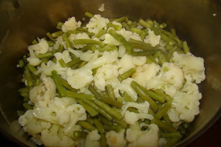 Salat aus grünen Bohnen und Blumenkohl für den Winter