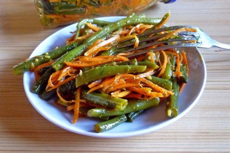 Salat aus grünen Bohnen nach koreanischer Art mit Sterilisation