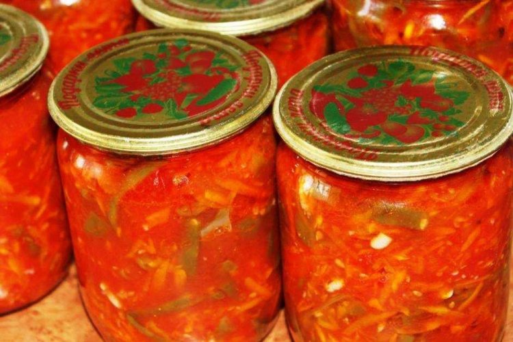 Salat aus grünen Bohnen mit Paprika für den Winter