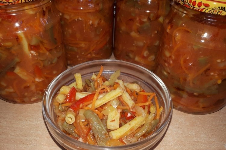 Salat aus grünen Bohnen mit Basilikum und Tomaten