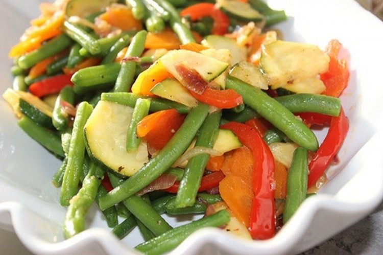 Salat aus grünen Bohnen mit Gemüse für den Winter