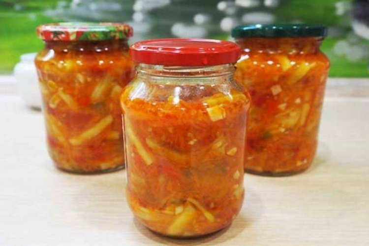 Salat aus grünen Bohnen in Tomate