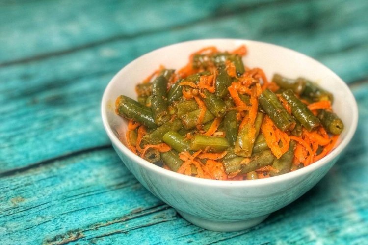 Salat aus grünen Bohnen nach koreanischer Art für den Winter