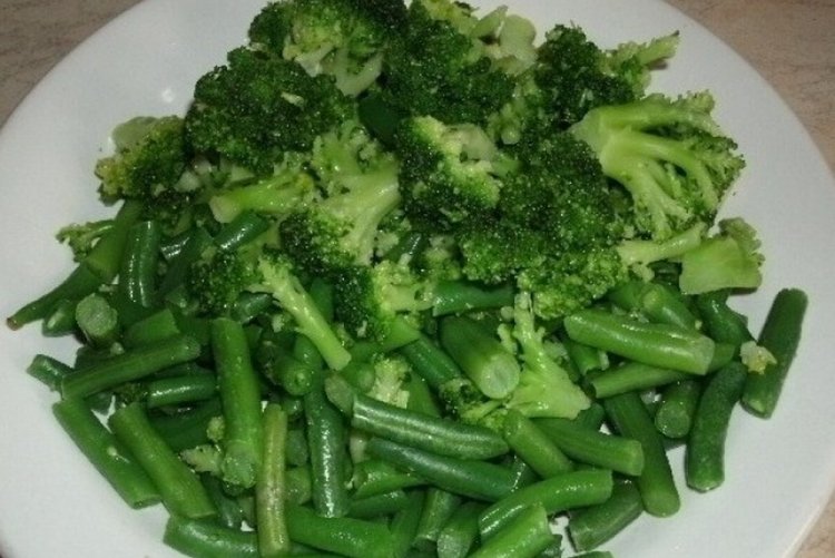 Salat aus grünen Bohnen und Brokkoli für den Winter