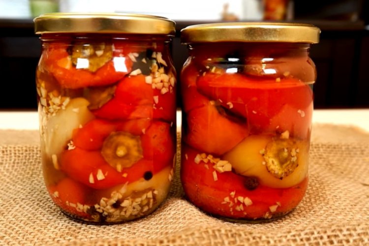 Ganze gebratene Paprika für den Winter