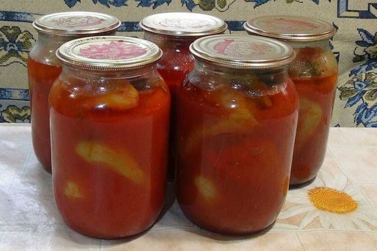 Gebratene Paprika in Tomaten für den Winter