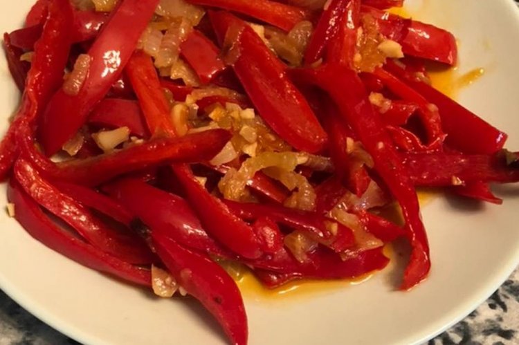 Gebratene Paprika mit Zwiebeln für den Winter
