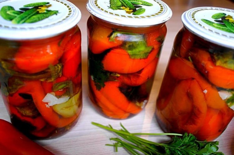 Gebratene Paprika mit Knoblauch und Petersilie