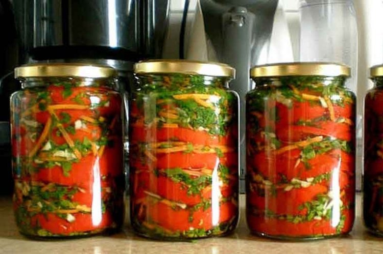 Gebratene Paprika mit Karotten für den Winter