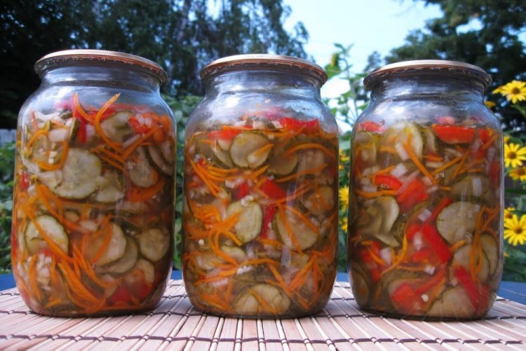 Ensalada de verduras de pepino y zanahoria para el invierno
